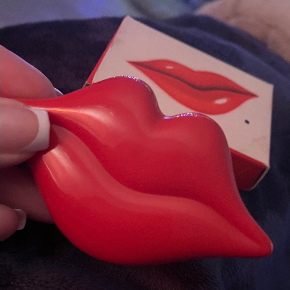 Red Lip-Shaped Compact Mirror - Picture 3 of 4